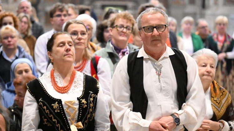 W Mszach św. uczestniczą zar&oacute;wno mieszkańcy Rzymu jak i Polacy z kraju i nie tylko