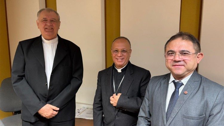 Bispo de Sobral no Ceará, Dom Vasconcelos, visita a Rádio Vaticano. Mons Timbó, dom Vasconcelos, dr. Lira.