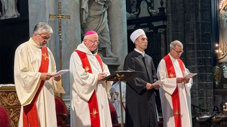 Erster von links: Diakon Geert de Cubber bei einem interreligi&ouml;sen Gebet f&uuml;r Frieden in Gaza, in Gent.