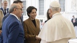 Equipo de la película entrega la primera copia al Papa León XIV