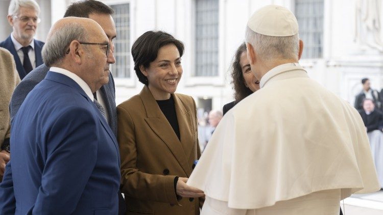 Equipo de la película entrega la primera copia al Papa León XIV 