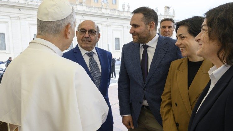 El staff del largometraje dialoga con el Santo Padre al final de la Audiencia General del mi&eacute;rcoles 4 de marzo