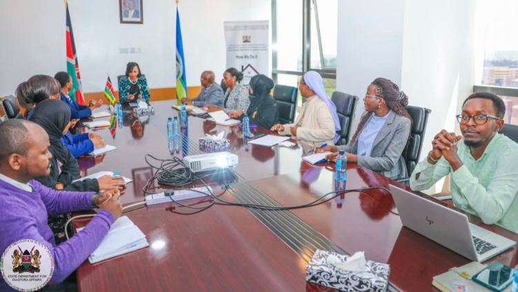 Sestra Mercy s úředníky keňské vlády, kteří diskutují o otázkách vztahujících se k obchodu s lidmi