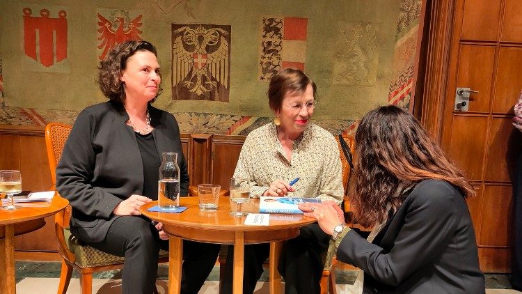 Doris Schmidauer beim Signieren ihres Buches „Land der T&ouml;chter zukunftsreich“ am &Ouml;sterreichischen Kulturforum in Rom, 5. M&auml;rz 2026. Links Co-Autorin Nina Horaczek. 