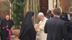 Єпископ Богдан Манишин вітається з Папою Левом XIV