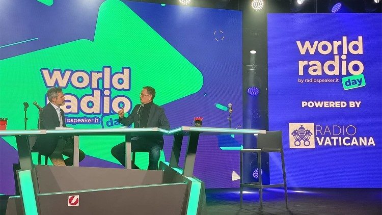 L'ideatore dell'evento, Giorgio D'Ecclesia, sul palco con Massimiliano Menichetti