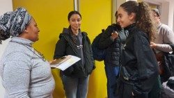 A professora Fátima Fernandes, com algumas jovens na Universidade La Sapienza de Roma