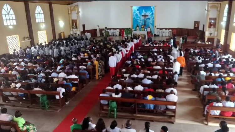 Fi&eacute;is da diocese de Viana durante uma celebra&ccedil;&atilde;o