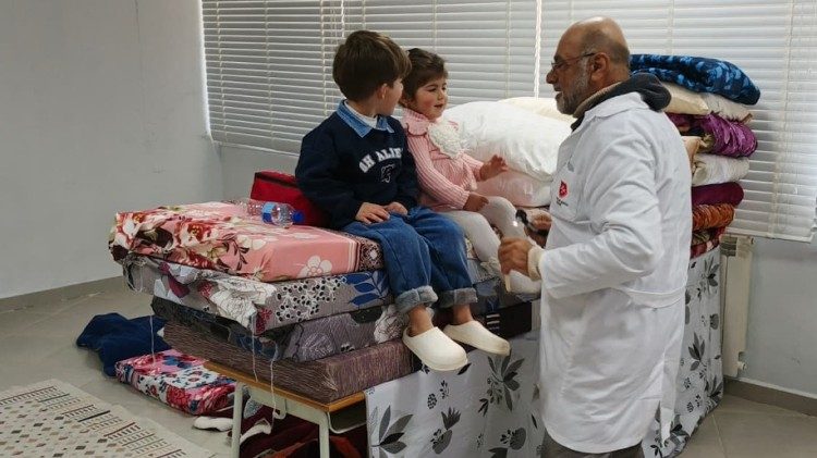 Un m&eacute;decin de l'ordre de malte Liban dans un abri-&eacute;cole &agrave; Roum (caza de jezzine au sud).