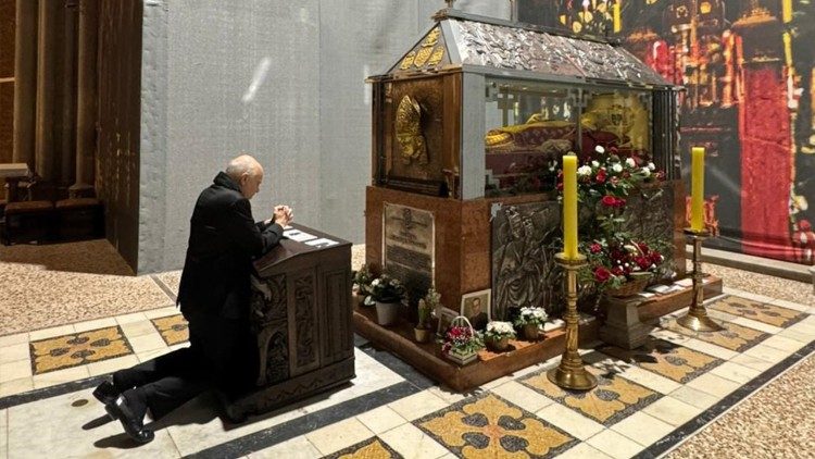 Nadbiskup San Francisca na grobu bl. Alojzija Stepinca (Foto: TUZGN)