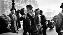 Robert Doisneau Le baiser de l’Hôtel de Ville, 1950 Stampa fine art su carta ai sali d’argento da negativi originali, 50x40 cm © Atelier Robert Doisneau