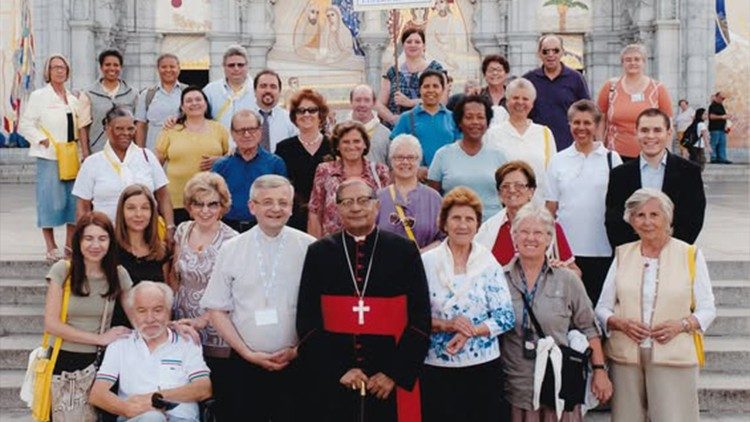 As irm&atilde;s juntamente com o fundaro, Cardeal Ivan Dias