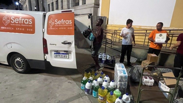 Donativos de campanha franciscana são entregues às vítimas das enchentes em Juiz de Fora (MG).