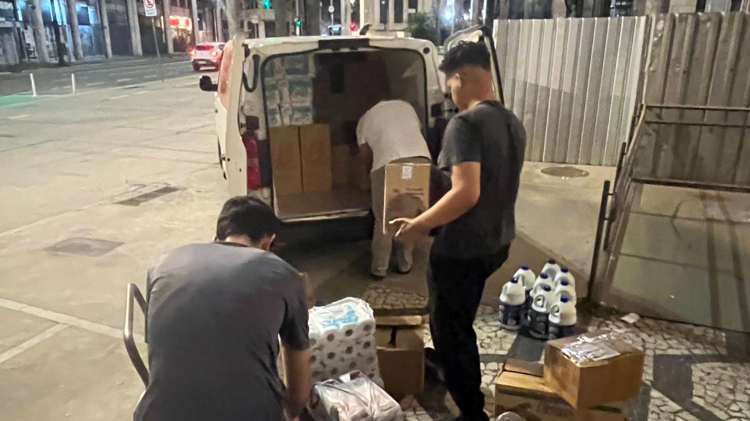 Donativos de campanha franciscana s&atilde;o entregues &agrave;s v&iacute;timas das enchentes em Juiz de Fora (MG).