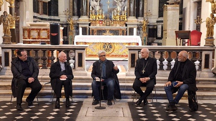 El grupo de ponentes en la presentaci&oacute;n, con el moderador