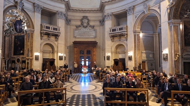 El p&uacute;blico en la presentaci&oacute;n del libro con los textos del cardenal Parolin