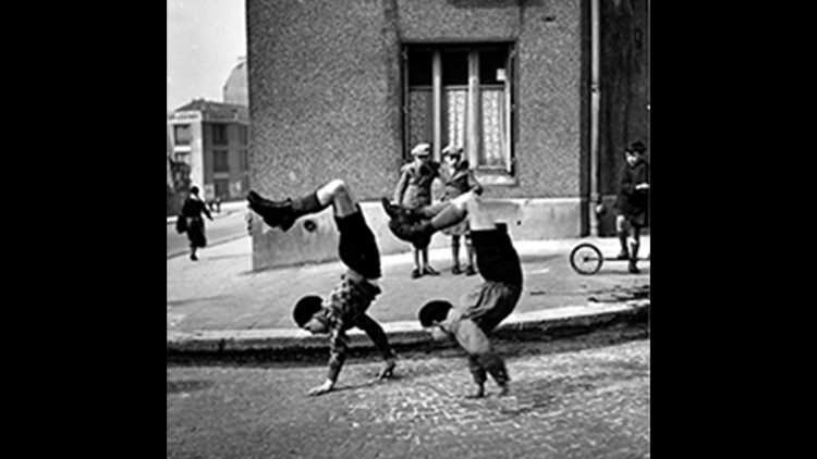 Robert Doisneau Les fr&egrave;res, Paris, 1934 Stampa fine art su carta ai sali d’argento da negativi originali, 40x50 cm &copy; Atelier Robert Doisneau