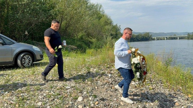 Homenaje a las v&iacute;ctimas del r&iacute;o Drina