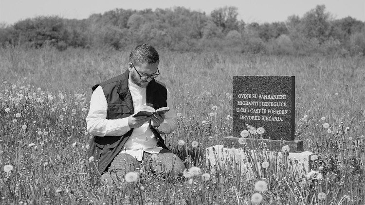 Nihad Suljić orando por los migrantes fallecidos