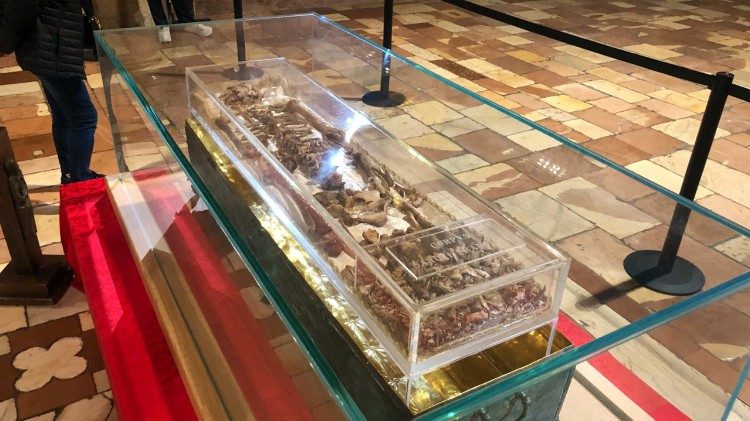 Скляний саркофаг із мощами св. Франциска 