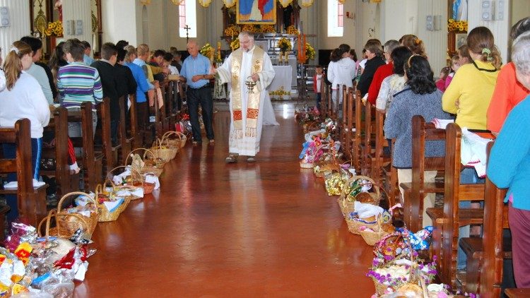 A tradição da Święconka, a bênção das cestas de alimentos na manhã ou na tarde do Sábado de Aleluia