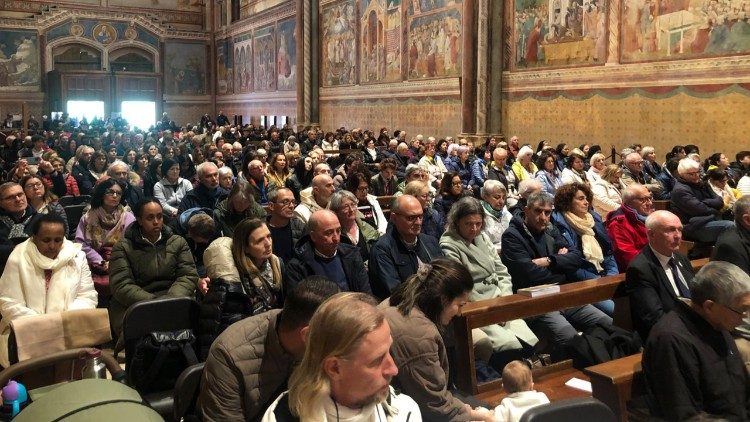  Los participantes en la misa