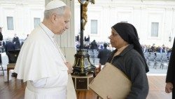 Leone XIV e suor Surabhila, religiosa indiana delle suore dell’Imitazione di Cristo