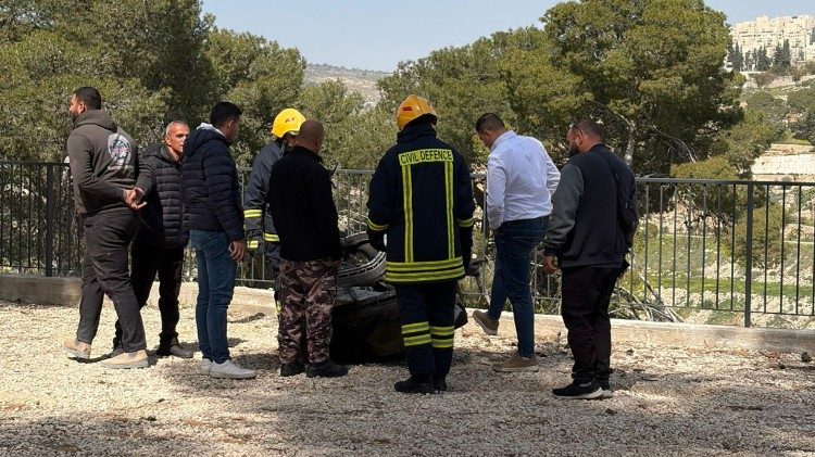 Personal de seguridad remueve los restos del misil