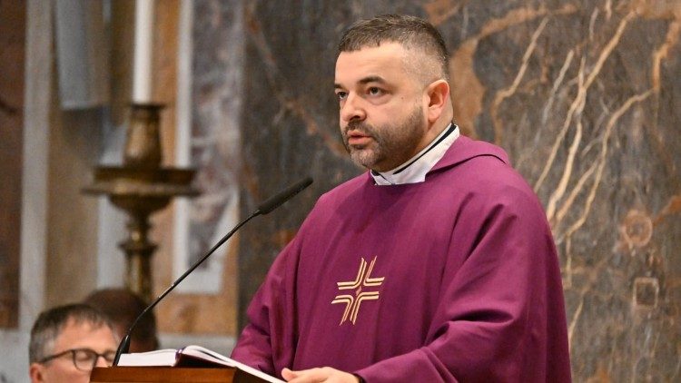 2026.03.12 Ks. Mateusz Wójcik przewodniczący Mszy św. przy grobie św. Jana Pawła II (ks. Marek Weresa)