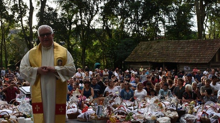 A tradição da Święconka, a bênção das cestas de alimentos na manhã ou na tarde do Sábado de Aleluia