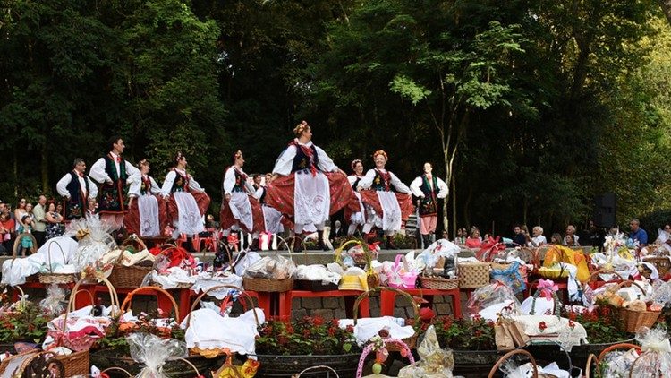 A tradição da Święconka, a bênção das cestas de alimentos na manhã ou na tarde do Sábado de Aleluia
