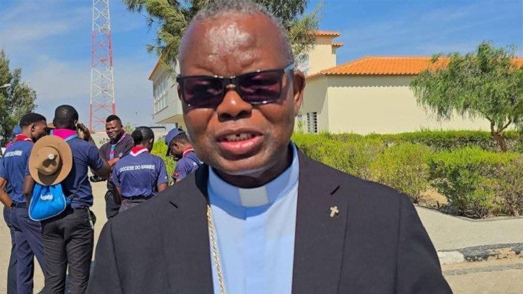 Dom Dion&iacute;sio Hisilenapo, Bispo do Namibe (Angola)