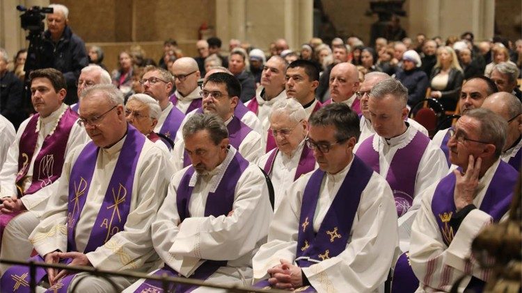 Mnogobrojni svećenici pamte lik i djelo Sluge Božjega (Foto: TUZGN)