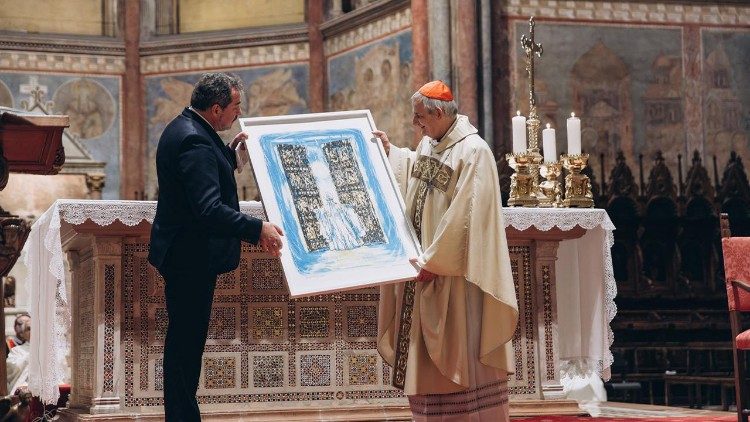 Os quadros “Peregrinos de esperan&ccedil;a” e “Ora&ccedil;&atilde;o pelo mundo”, da artista ucraniana Svitlana Dudenko, oferecidos ao cardeal Matteo Zuppi ao final da celebra&ccedil;&atilde;o.
