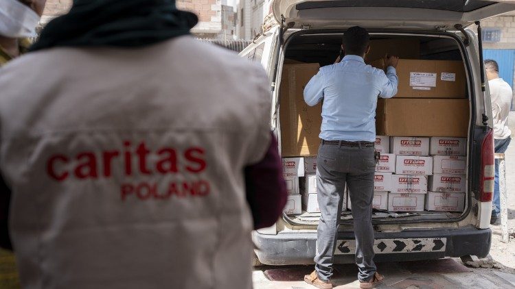 Jemen: rozładunek pomocy humanitarnej od Caritas Polska