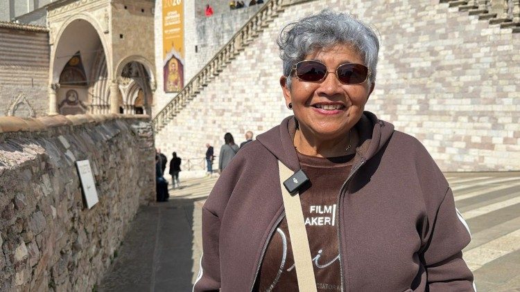 Ana Silvia Hern&aacute;ndez est&aacute; radicada en Italia desde hace d&eacute;cadas, pero no olvida a su pueblo salvadore&ntilde;o. Por todos ellos or&oacute; ante los restos de san Francisco.