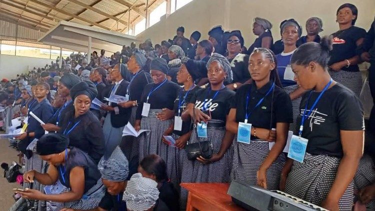 Fi&eacute;is cat&oacute;licos da Diocese de Menongue