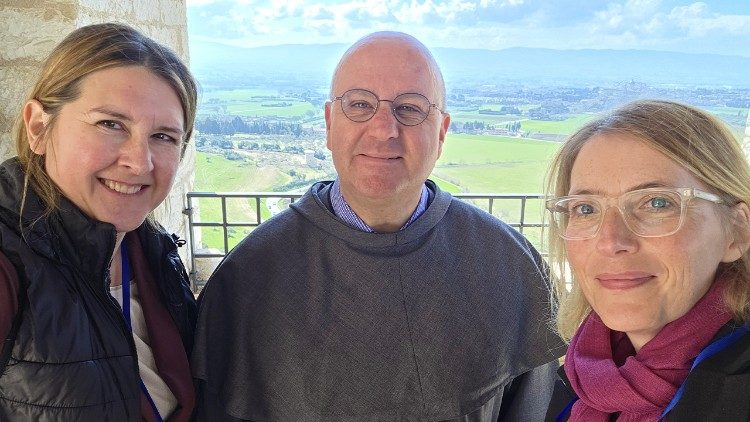 Christine Seuss (links) und Birgit Pottler mit Bruder Thomas Freidel, Franziskanerminorit