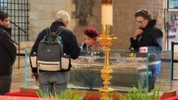 Pilger an den Gebeinen des heiligen Franziskus