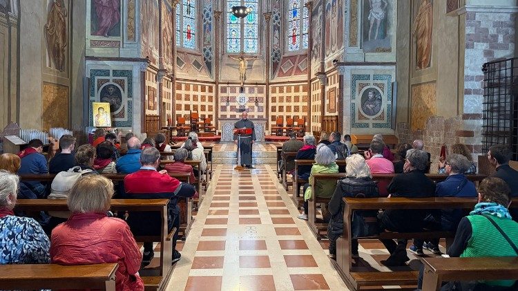 Eine deutschsprachige Pilgergruppe mit Bruder Thomas Freidel