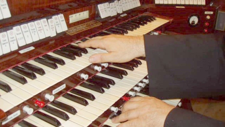 Padre Antonio Baldoni mentre suona