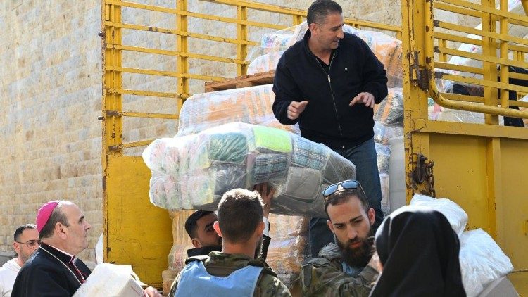 Distribution d'aide humanitaire dans les villages du sud du Liban, en présence du nonce apostolique. 