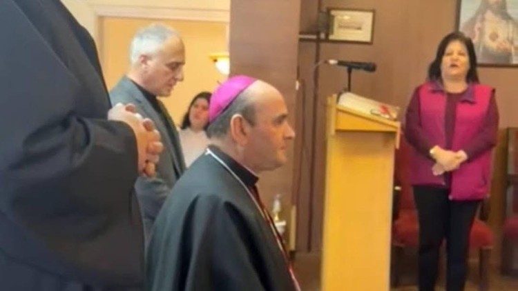 El nuncio rezando en una iglesia de un pueblo del sur del L&iacute;bano