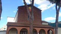 La facciata della chiesa del Sacro Cuore di Gesù a Ponte Mammolo