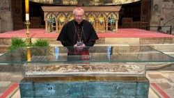 Le cardinal Pietro Parolin devant le reliquaire contenant les restes de saint François, exposé dans la basilique d'Assise jusqu'au 22 mars 2026.