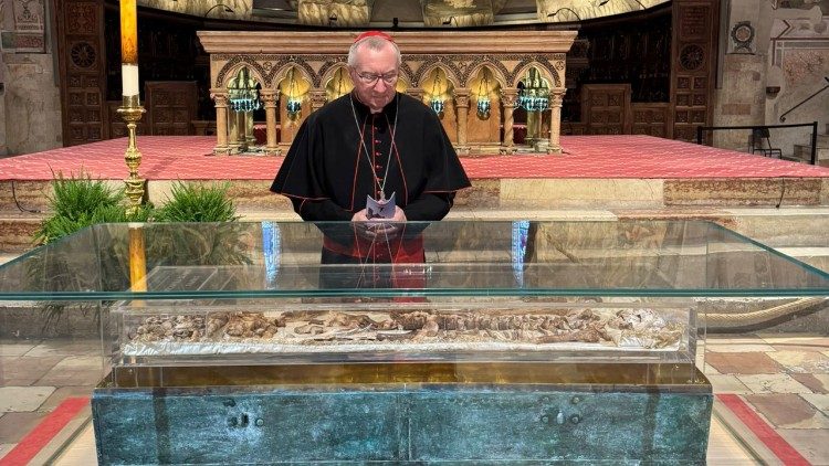 Le cardinal Pietro Parolin devant le reliquaire contenant les restes de saint François, exposé dans la basilique d'Assise jusqu'au 22 mars 2026.