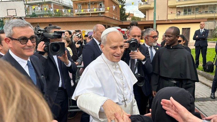 Papa Leone saluta le persone ad attanderlo al suo arrivo a Ponte Mammolo, nella periferia nord-est di Roma, nella parrocchia Sacro Cuore di Gesù, per la quinta e ultima delle sue visite pastorali in avvicinamento alla Pasqua