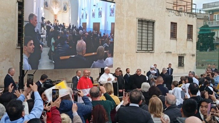 Il Papa tra i fedeli della comunit&agrave; della parrocchia a Ponte Mammolo, nella periferia est di Roma. 