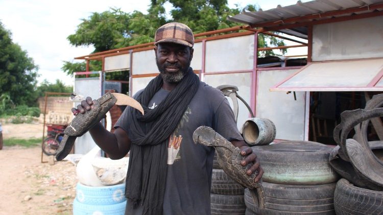 Impresa di economia circolare - Touba Gallerie Vision - Thies - Reciclo pneumatici per creazione di opere decorative