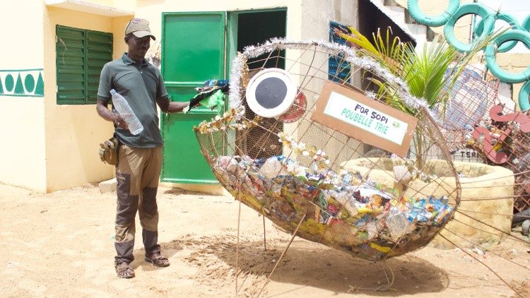 Impresa di economia circolare - For Sopi - Saint Louis - Riciclaggio plastica per creazioni artistiche e lavoro di sensibilizzazione con infanzia